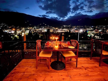 Outdoor dining. Hotel Riverview by Tenzinlig