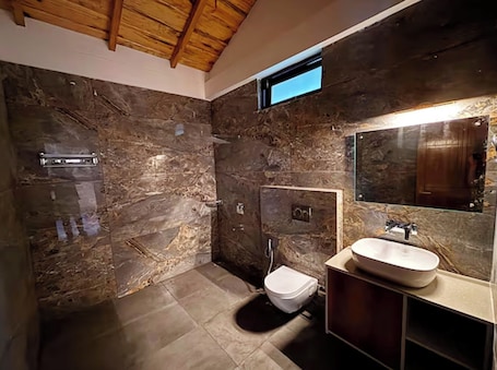 Douche, douche à « effet pluie », chaussons, bidet. Luxury Hotel Sapphire Inn-Mountain View
