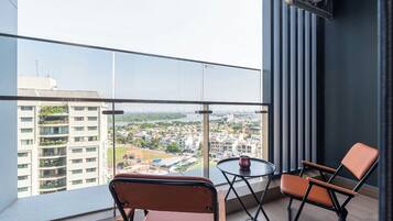 Deluxe Apartment, 3 Bedrooms, City View | Pemandangan dari bilik