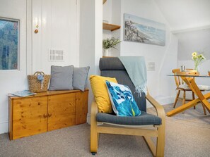 TV - Cosy duplex apartment for two in a charming period-style complex in Paignton. (Paignton)