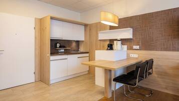 Kühlschrank, Geschirrspüler, Wasserkocher mit Kaffee-/Teezubehör