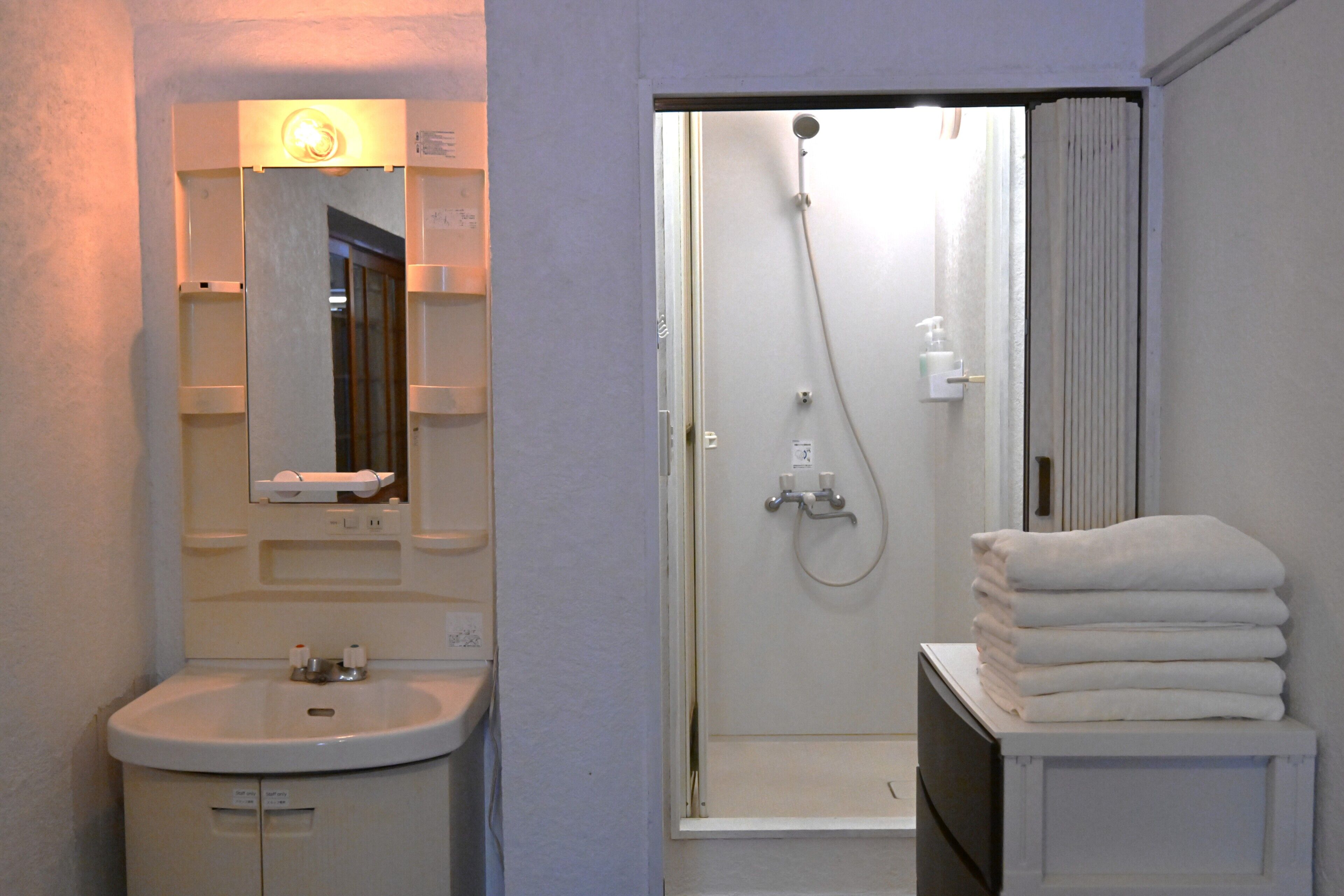 Bruser, hårtørrer, bidet, håndklæder