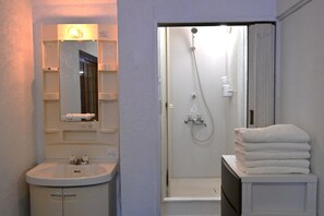 Douche, sèche-cheveux, bidet, serviettes fournies