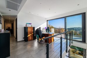 المنشأة من الداخل