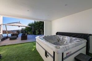 Terrace/patio - Contemporary villa (Tourrettes-sur-Loup)