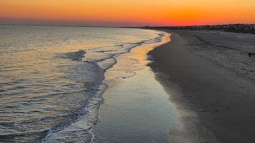 PĂ„ stranden och solstolar