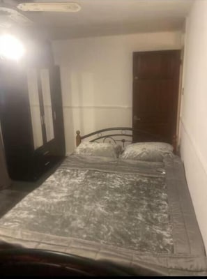 1 habitación, tabla de planchar con plancha y ropa de cama