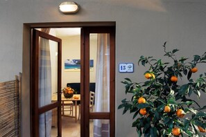 Outdoor dining - Residenza Abbaechelu T6 2 bedroom apartment sleeps 6 unit 2 (Santa Margherita di Pula)