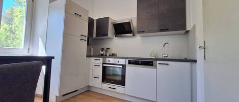 Réfrigérateur, four à micro-ondes, un four, surface de cuisson
