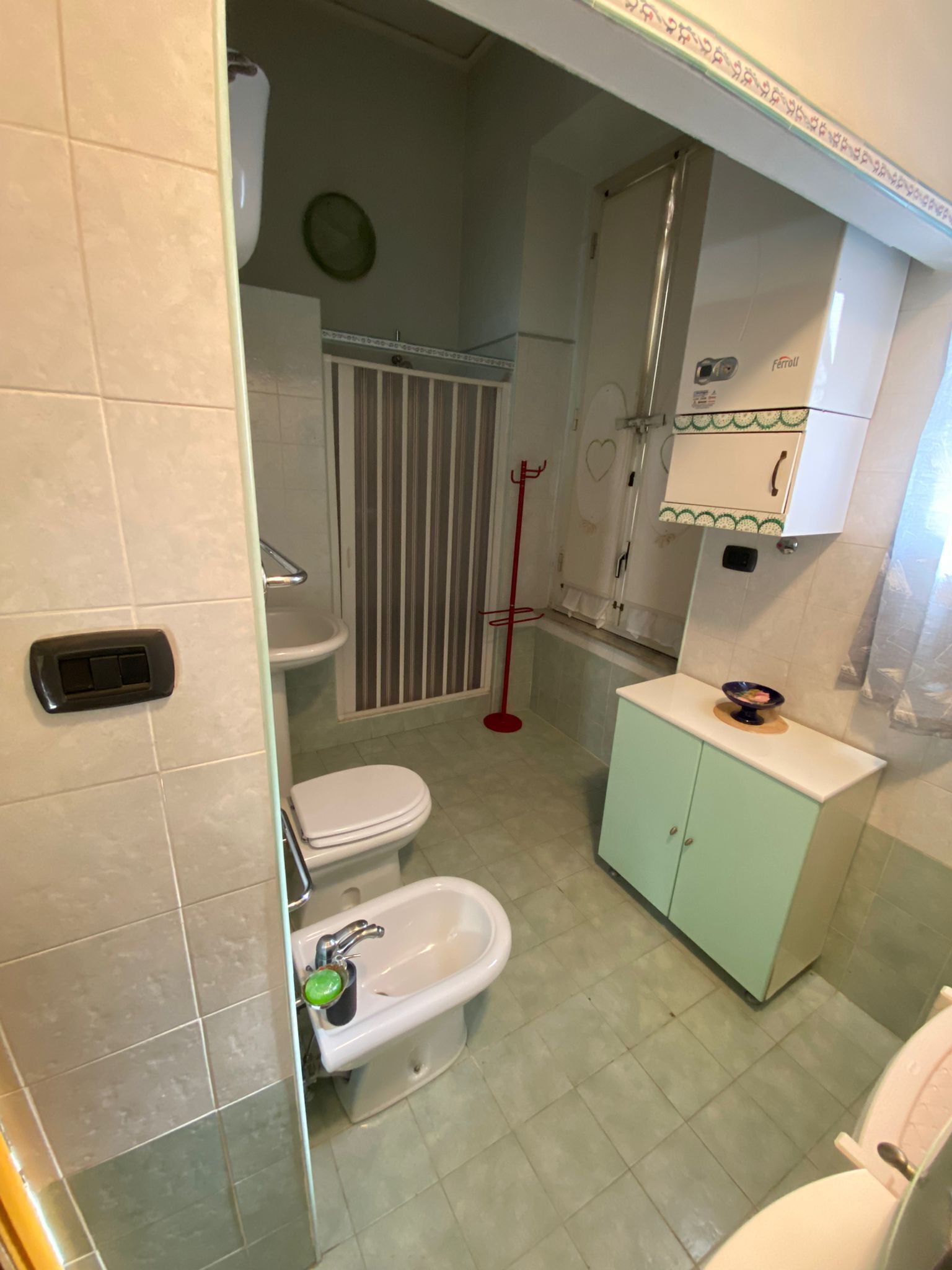 Douche, séchoir à cheveux, bidet, serviettes fournies