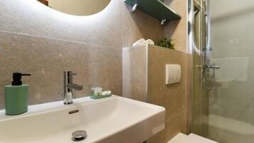 Ferienhaus (Two Bedroom Holiday Home) | Badezimmer | Dusche, Handtücher