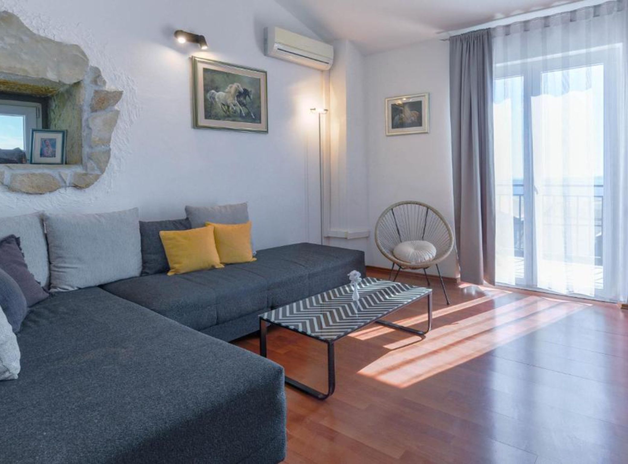 Casa (Two Bedroom Holiday Home) | Sala de estar | Televisión de pantalla plana de 32 pulgadas con canales por cable 