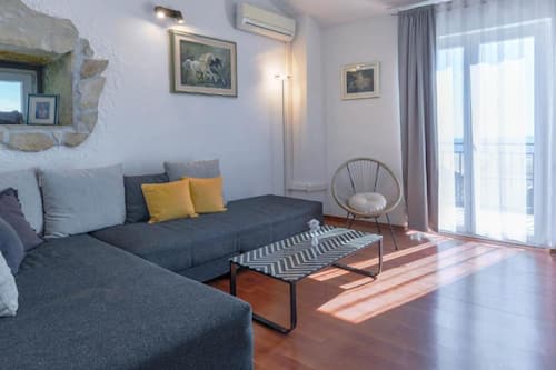 Casa (Two Bedroom Holiday Home) | Sala de estar | Televisión de pantalla plana de 32 pulgadas con canales por cable