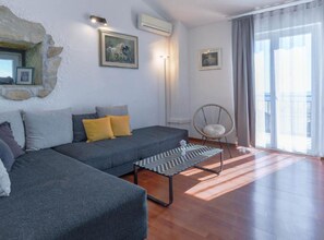 하우스 (Two Bedroom Holiday Home) | 거실 | 케이블 채널 시청이 가능한 32인치 평면 TV
