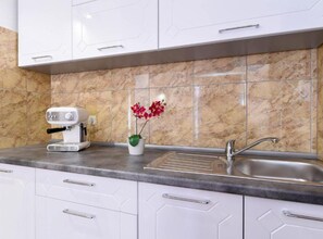 House (Two Bedroom Holiday Home) | Dapur peribadi | Peti sejuk 