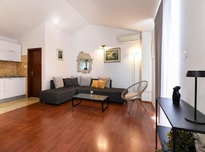 Talo (Two Bedroom Holiday Home) | Olohuone | 32–tuumainen taulutelevisio, jossa kaapelikanavat