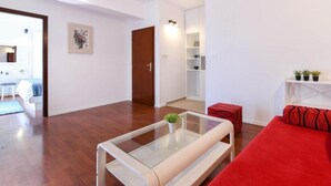 Hus (Two Bedroom Holiday Home) | Oppholdsrom