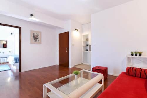 Casa (Two Bedroom Holiday Home) | Sala de estar | Televisión de pantalla plana de 32 pulgadas con canales por cable