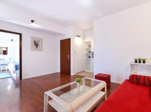 하우스 (Two Bedroom Holiday Home) | 거실 | 케이블 채널 시청이 가능한 32인치 평면 TV