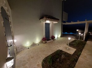 บ้านพัก (Four bedroom Villa) | บริเวณภายนอก