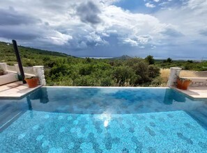 Nhà (Four bedroom Villa) | Hồ bơi ngoài trời