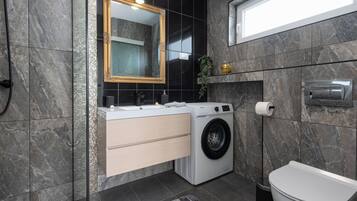 Apartment (De Luxe Three Bedroom Apartment with ) | Bathroom | Shower, towels