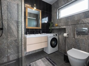 Apartamento (De Luxe Three Bedroom Apartment with ) | Baño | Ducha y toallas