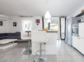 Apartamento (Superior Two Bedroom Apartment with T) | Sala de estar | Televisión de pantalla plana de 32 pulgadas con canales por satélite