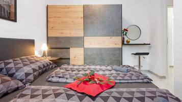 Apartment (De Luxe Three Bedroom Apartment with ) | 6 bedrooms, cots/infant beds