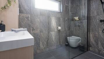 Apartment (De Luxe Three Bedroom Apartment with ) | Bathroom | Shower, towels