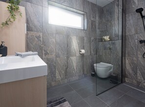 Apartamento (De Luxe Three Bedroom Apartment with ) | Baño | Ducha y toallas