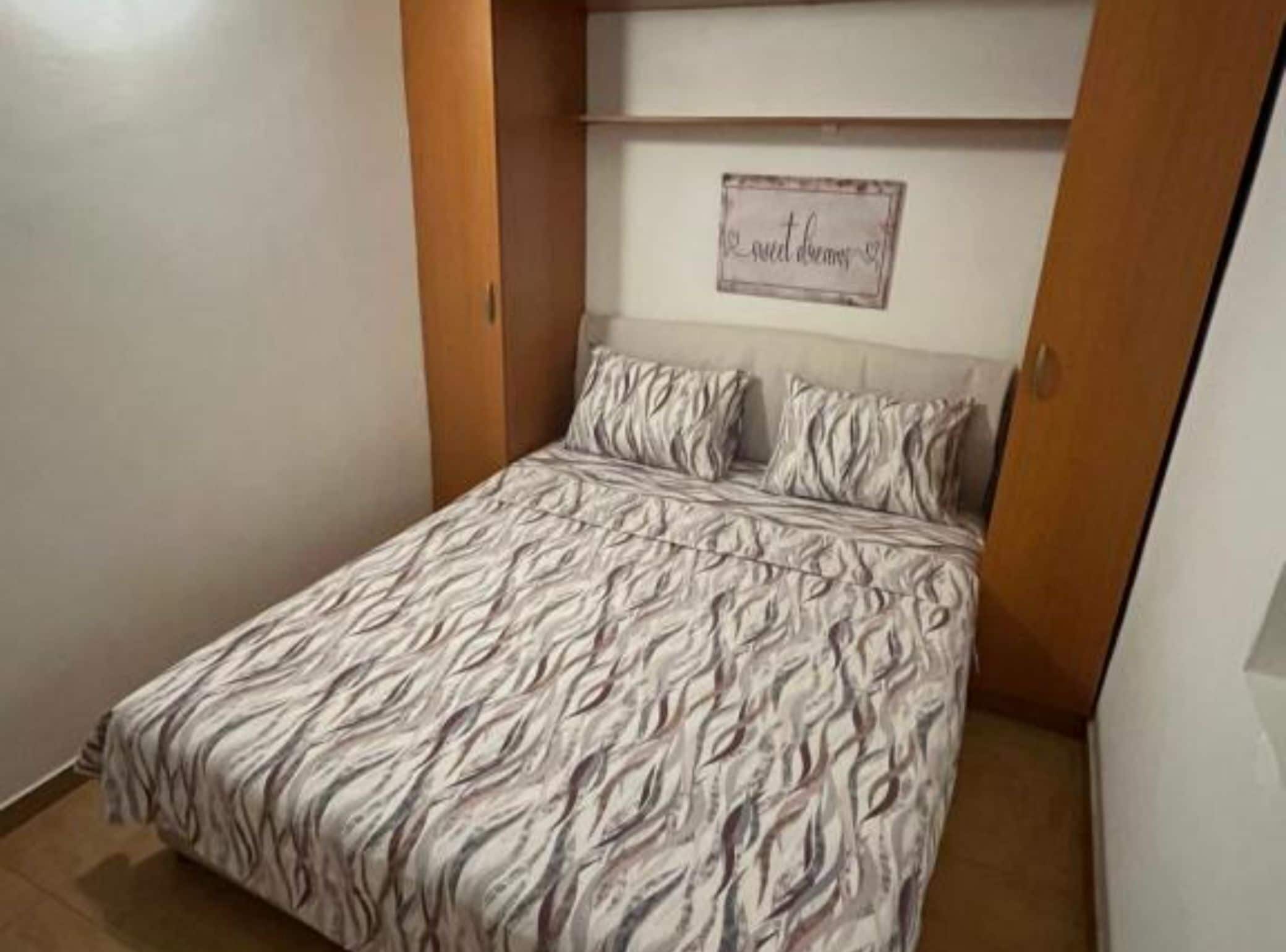 Appartement (One-Bedroom Apartment with Balcony an)