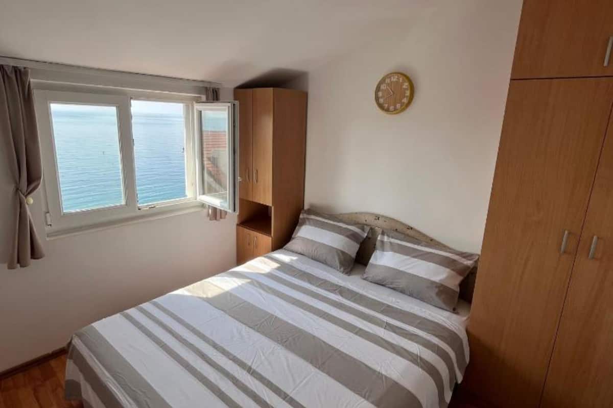 Dreibettzimmer (One bedroom apartment with beach view)