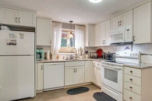 Private kitchen - 2 Mi to Main St & Beach! Family Home in Edgartown (Edgartown)