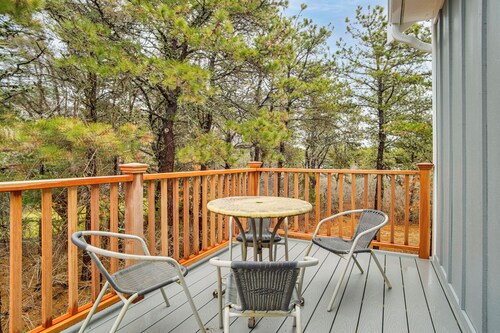 2 Mi to Main St & Beach! Family Home in Edgartown