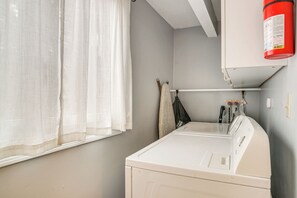 Interior - 2 Mi to Main St & Beach! Family Home in Edgartown (Edgartown)