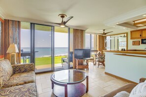 TV, books - Unobstructed Oceanfront Bliss! Kauai Condo (Koloa)