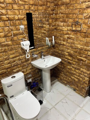 Quarto triplo clássico, vista para a cidade | Banheiro