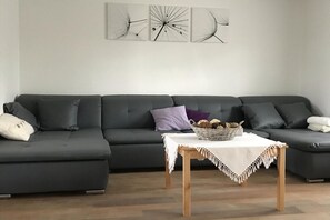 Smart TV - Countryside Stay with Terrace (Heers)