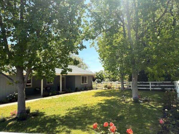Exterior - Charming Cozy Wine Country Retreat Good for couples or families  (Santa Ynez)