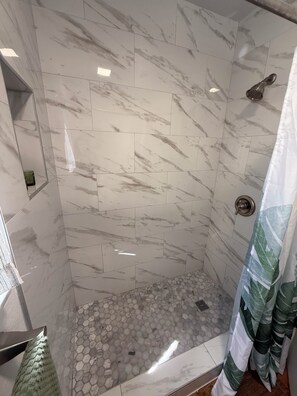 Douche, sèche-cheveux, serviettes fournies, savon