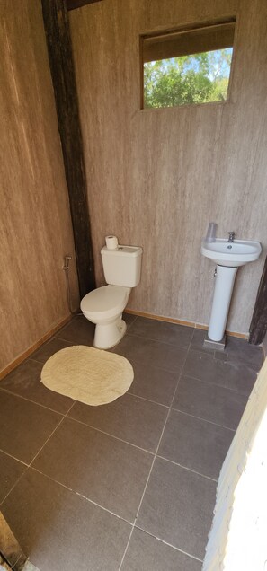 Douche, bidet, serviettes fournies, savon