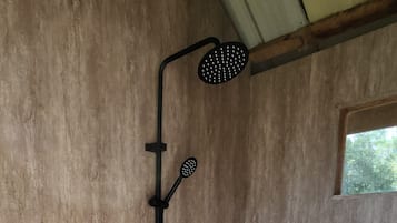 Regadera, bidet, toallas, jabón