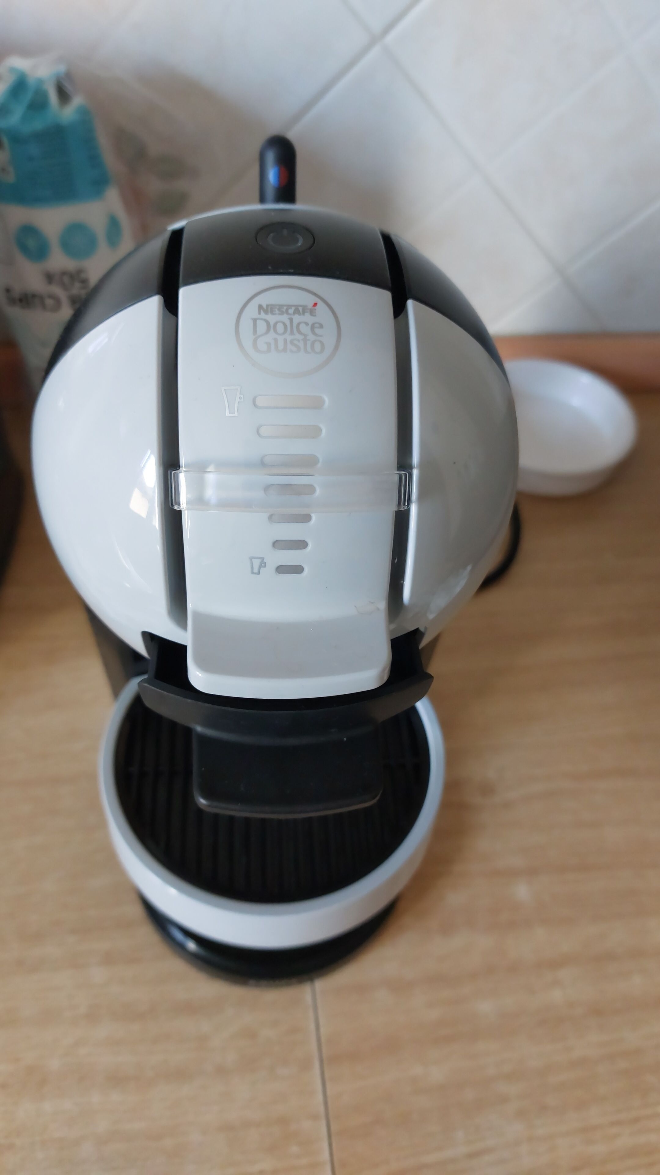 Een Nescafé Dolce Gusto koffieapparaat met een waterreservoir en een houder voor koffiekapsules.