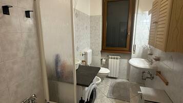 Doccia, asciugacapelli, bidet, asciugamani