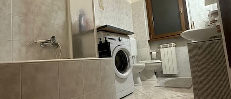 Ducha, secador de pelo, bidé y toallas