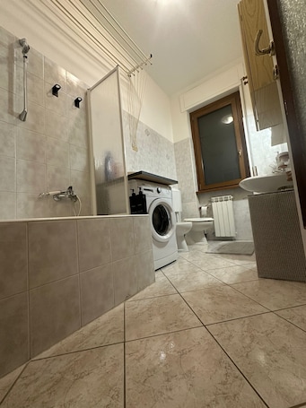 Shower, hair dryer, bidet, towels. Tamagno Residence - Comfort in the Heart of the City