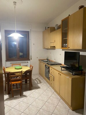 Fridge, oven, stovetop, coffee/tea maker - Tamagno Residence - Comfort in the Heart of the City (Varese)