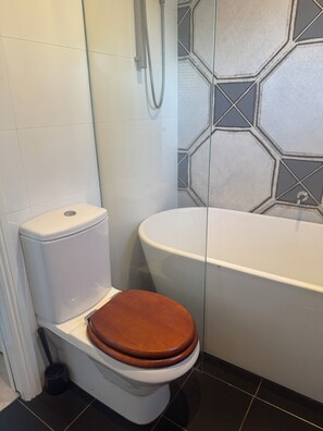 Towels, soap, toilet paper - Unique Executive Apartment in Sandstone Manor (Bronte)