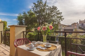 Outdoor dining - Roman Base near Marco Simone Golf Course (Roma)